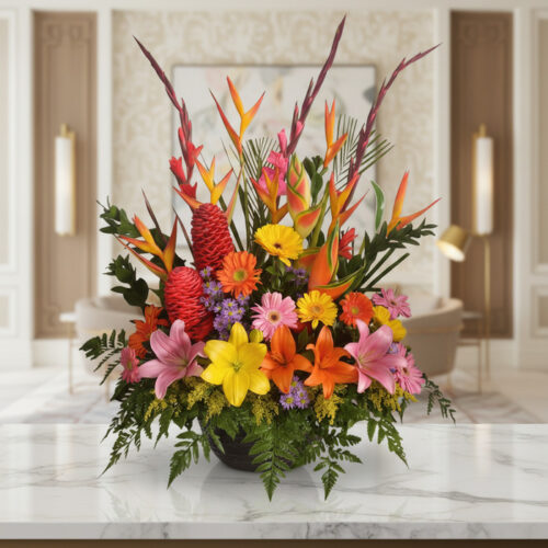 Arreglo floral exótico Fusión con lirios, aves del paraíso, jengibre y gerberas en tonos vibrantes sobre mármol, fondo elegan