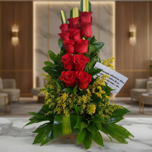 Arreglo floral Pensando en Ti con rosas rojas vibrantes y follaje verde, ideal para expresar amor y cariño en cualquier ocasi