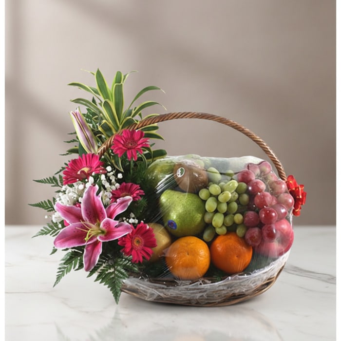 Cesta de regalo Arreglo Frutal CARMINE con frutas frescas variadas como uvas, manzanas, peras, naranjas y kiwi, acompañada de