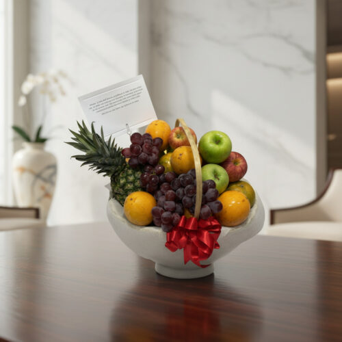 Canasta de frutas gourmet con piña, uvas, manzanas y naranjas, sobre una mesa de madera pulida en un entorno elegante.